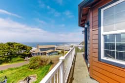 Lighthouse Inspired Home with Ocean Views Gas Fireplace Fast WiFi 2 Dogs OK - Image 2