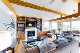 Perfect oceanfront beach getaway with amazing views walk to the beach - Image 3