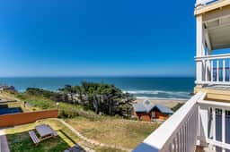 Upper Level Oceanview Studio Near the Beach Free WiFi Dogs Welcome - Image 3
