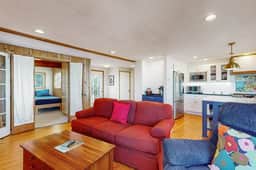Charming home with wonderful ocean views ping pong game room WiFi decks - Image 4