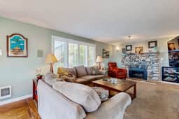 Eclectic home with amazing 360 degree view deck private hot tub and game room - Image 2