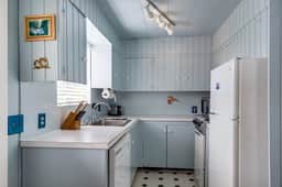 Cottage near the beach perfect for a couple with deck grill and fireplace - Image 5