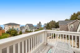 Oceanview home with WiFi washer dryer gas fireplace balcony - Image 2