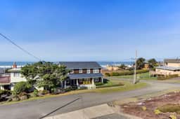 Spacious Coastal Retreat Walk to Beach with Hot Tub and Dog Friendly - Image 2