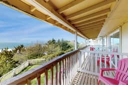 Dog Friendly Studio Condo with Ocean Views and Nearby Beach Access - Image 2