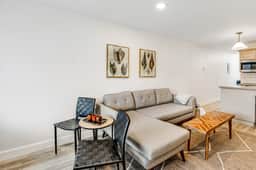 Vibrant polished condo with oceanfront views patio and with easy beach access - Image 5