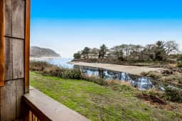 Vibrant polished condo with oceanfront views patio and with easy beach access - Image 2