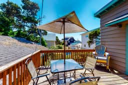 Home near the ocean with beach access washer dryer decks two dogs welcome - Image 3