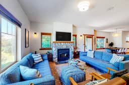 Friendly Home with Private Hot Tub High Speed WiFi and Wood Burning Fireplace - Image 4