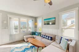 Wonderful coastal escape in the trees with private hot tub and fast WiFi dogs OK - Image 5