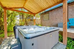 Dog friendly house near beach with hot tub fireplace enclosed yard full kitchen - Image 2
