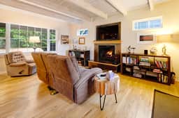 Dog friendly home with enclosed yard game room private hot tub near the beach - Image 5