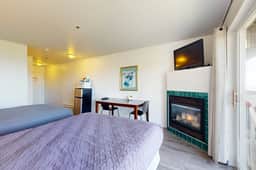 Dog Friendly Studio with Free WiFi Ocean Views and Easy Beach Access - Image 4