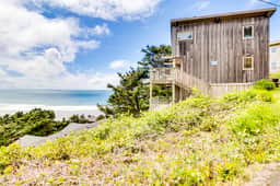 Hand Built Gem with Two Large Decks and Incredible Views 1 4 Mile to the Beach - Image 2