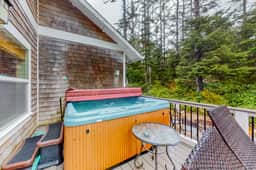 Beautiful Craftsman home with private hot tub and pool table walk to beach - Image 4