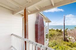 Upper Level Studio WiFi Close to Beach Access Dogs Welcome - Image 2