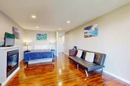 Upper Level Studio WiFi Close to Beach Access Dogs Welcome - Image 5