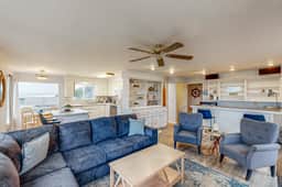 Cozy house close to beach hot tub and ocean views - Image 4