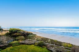 Stunning Oceanfront Retreat with Full Kitchen Private Hot Tub High Speed WiFi - Image 3