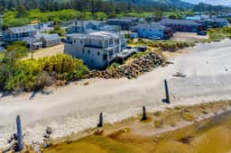 Oceanfront Home with Private Hot Tub and Amazing Beach Views Dogs Welcome - Image 3