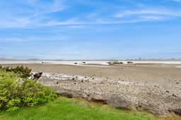 Dog Friendly Bayfront Beauty with a Private Hot Tub Free WiFi and Washer Dryer - Image 3