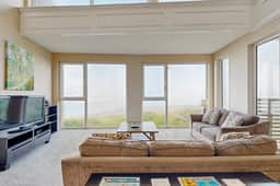 Modern Waterfront Condo Right on the Pacific Ocean Dogs Welcome - Image 5