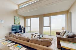 Modern Waterfront Condo Right on the Pacific Ocean Dogs Welcome - Image 4