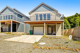 Coastal getaway with deck beach gear and washer dryer walk to beach - Image 2