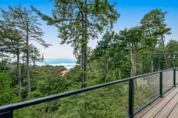Cape retreat w/Ocean Views, Hot Tub & Beach Access - Image 3