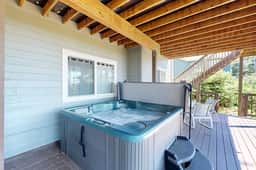 Cape retreat w/Ocean Views, Hot Tub & Beach Access - Image 2