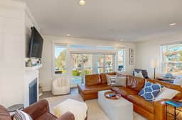 Beautiful family friendly home with private hot tub walk to beach shared pool - Image 4