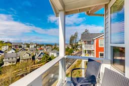Beautiful and spacious oceanview home with hot tub and foosball table - Image 2