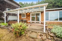 Cozy dog friendly home with ocean views a private hot tub and washer and dryer - Image 4