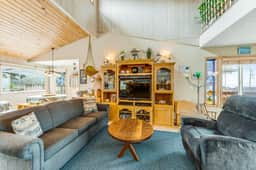 Spacious family home with ocean view balcony deck and fireplace dogs OK - Image 2