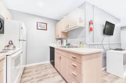 Dog Friendly Room with Kitchen Located Near the Beach and Downtown - Image 5