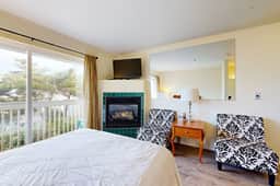 Easy Access Dog Friendly Studio with Ocean Views Short Walk to Beach - Image 4