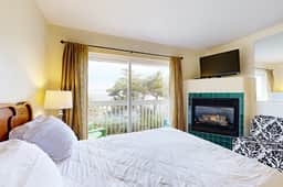 Easy Access Dog Friendly Studio with Ocean Views Short Walk to Beach - Image 5