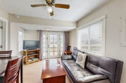 Charming Dog Friendly Home Close to Shops and Restaurants Minutes to Beach - Image 4
