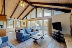 Quaint Dog Friendly Escape Near Town and Beach with Ocean Views and High Speed WiFi - Image 3
