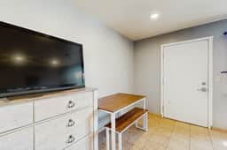 Peaceful Dog Friendly Room with Kitchenette Near the Beach and Downtown - Image 5