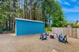 Open concept Home with Deck Fire pit WIFI and Near Trails and Beach - Image 5