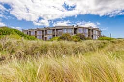 Modern Condo on the Beach with Spectacular Views - Image 4