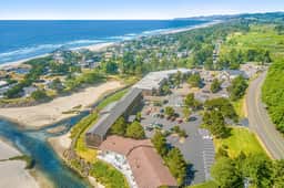 Dog friendly riverfront suite at oceanfront Proposal Rock Inn steps to beach - Image 2