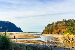 Dog friendly riverfront suite at oceanfront Proposal Rock Inn steps to beach - Image 3