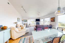 Comfy beach home with ocean views free WiFi private washer dryer and deck - Image 3