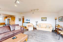 Comfy beach home with ocean views free WiFi private washer dryer and deck - Image 4