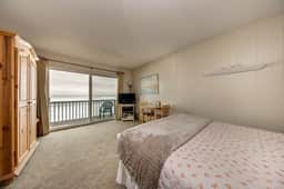 Charming oceanfront studio with easy beach access and stunning ocean views - Image 2