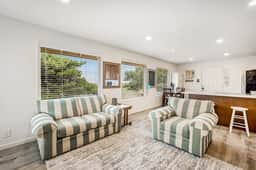 Oceanfront dog friendly home with sunny deck ocean view and washer dryer - Image 3
