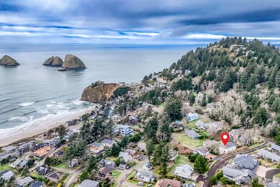 Welcoming Condo with Ocean Views and Private Hot Tub Short Walk to the Beach - Image 1