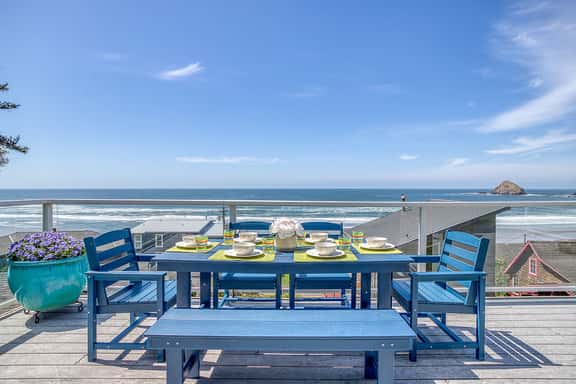 Oceanview Group Getaway in Prime Beachside Location - Image 1